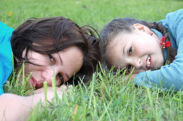 Mãe descansando ao ar livre com filha — Fotografia de Stock