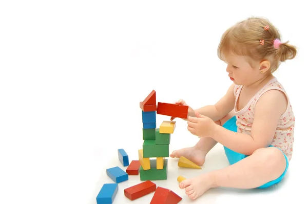 Petite fille jouant avec des cubes — Photo