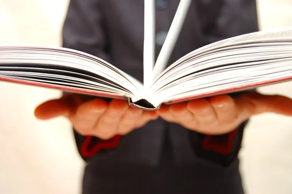 Две руки держат открытую книгу — стоковое фото
