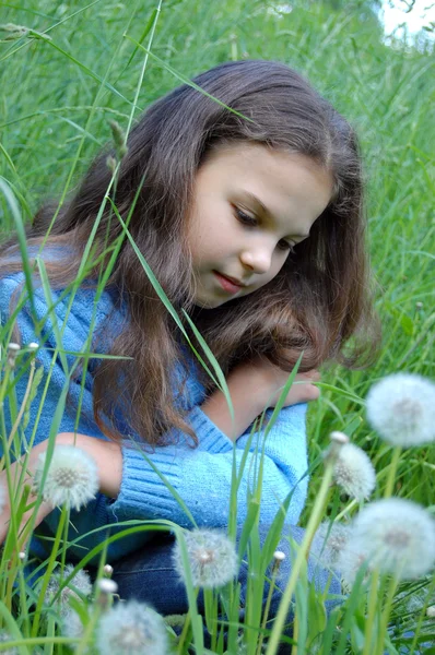 Giovane ragazza rilassante nell'erba — Foto Stock