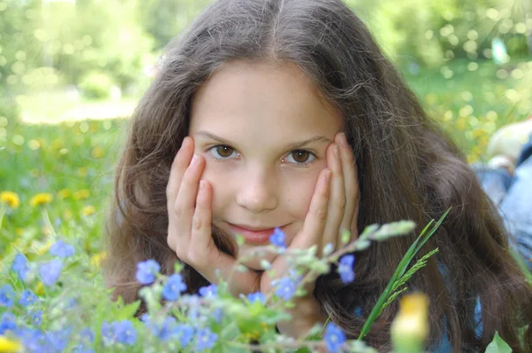 Νεαρό κορίτσι χαλαρωτικό στο χόρτο — Φωτογραφία Αρχείου
