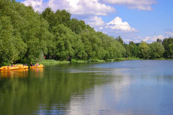 Озеро в парке, Ярославль, Россия — стоковое фото