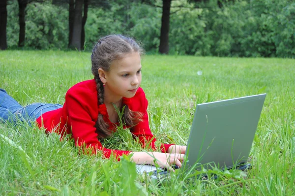 年轻漂亮的姑娘与现代笔记本电脑 — 图库照片
