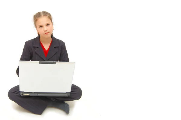 Chica en un ordenador portátil - aislado sobre un blanco — Foto de Stock