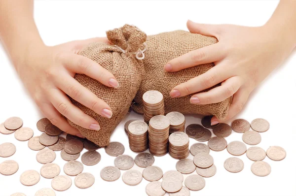 Ženské ruce chrání pytle s penězi — Stock fotografie