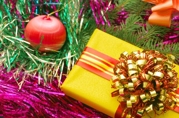 Enfeites de Natal e presentes — Fotografia de Stock