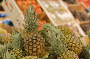 bir süpermarkette ananas ile raf