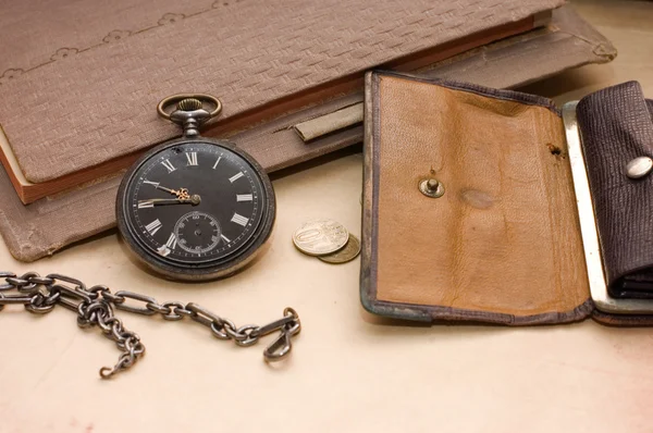 Старая книга, старые часы и деньги — стоковое фото