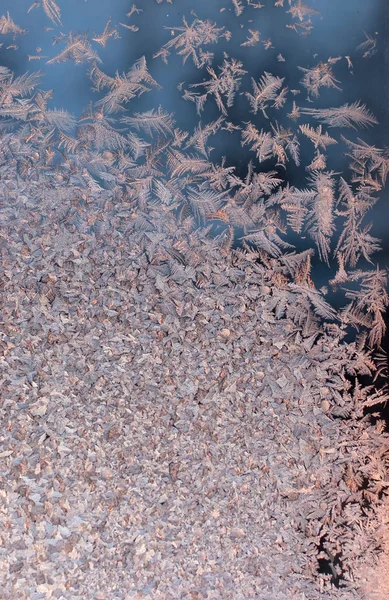 Frosty natuurlijk patroon op winterraam — Stockfoto