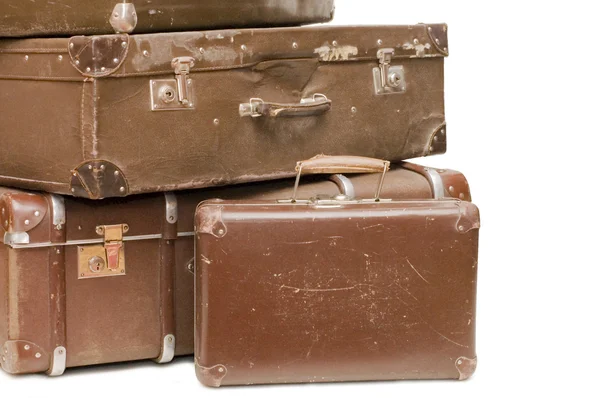 Högen av gamla resväskor isolerad på vit — Stockfoto
