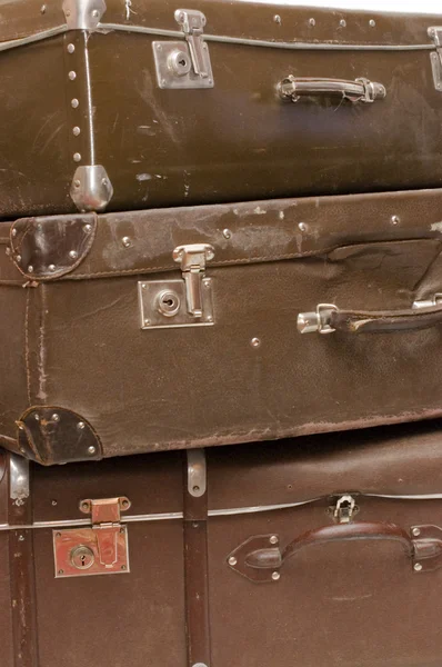 ヒープの古い白で隔離されるスーツケース — ストック写真