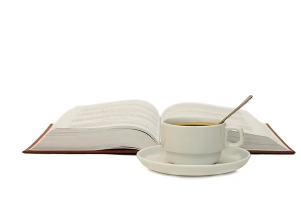 Książki i kubek z kawą na białym tle — Zdjęcie stockowe