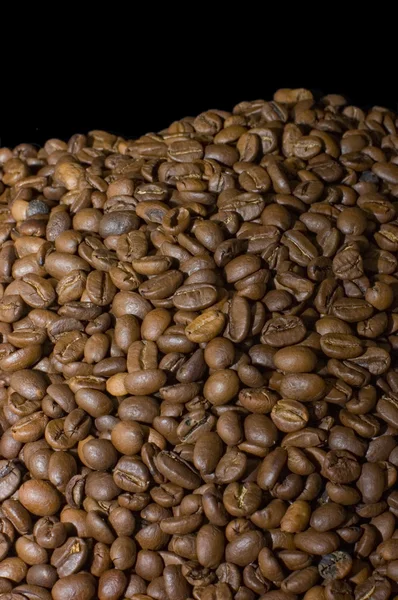 Voňavé kávová zrna izolované na černém pozadí — Stock fotografie