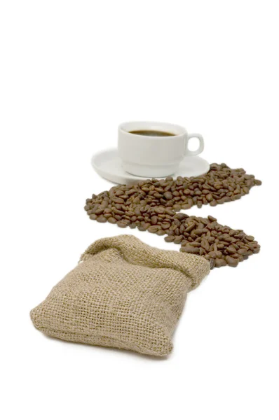 Tasse Kaffee auf Kaffeekörnern — Stockfoto