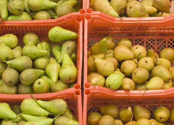 Caixas com peras em um supermercado — Fotografia de Stock
