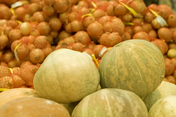 Schap met pompoenen in een supermarkt — Stockfoto