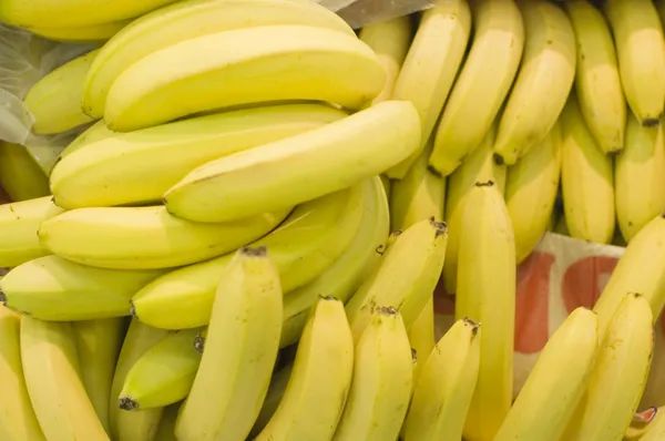 Σωρεία μπανάνες σε ένα σούπερ μάρκετ — Φωτογραφία Αρχείου