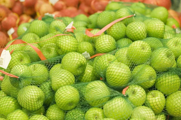 Pacotes com maçãs em um supermercado — Fotografia de Stock