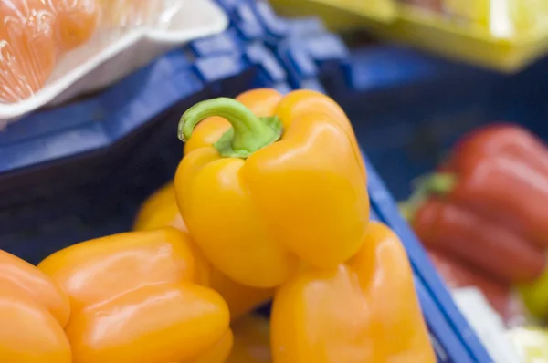 Oranje peper in een supermarkt — Stockfoto