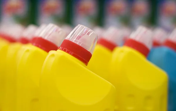 Frascos de plástico con líquido — Foto de Stock