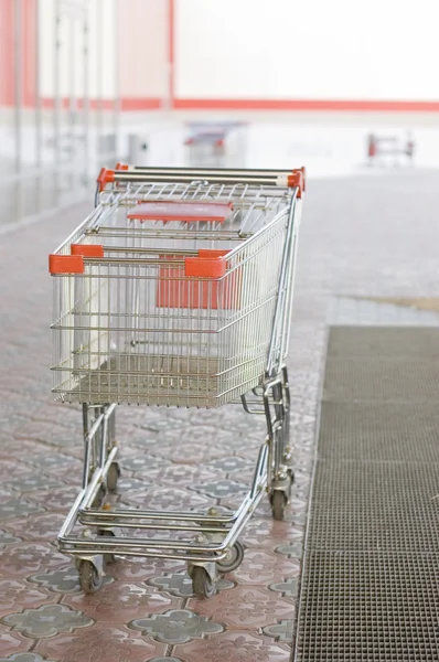 Twee lege karren in een supermarkt — Stockfoto
