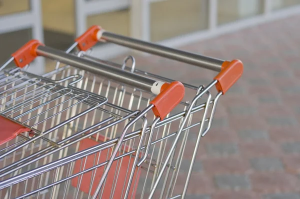 Dva prázdné vozíky v supermarketu — Stock fotografie