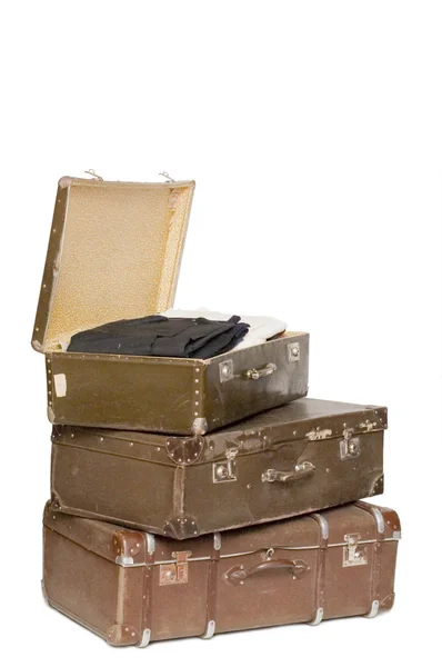 Montón de maletas viejas aisladas en blanco — Foto de Stock