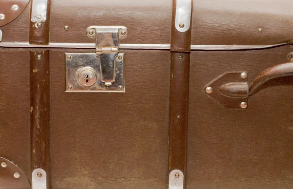 Låsa av en gammal resväska som isolerade — Stockfoto