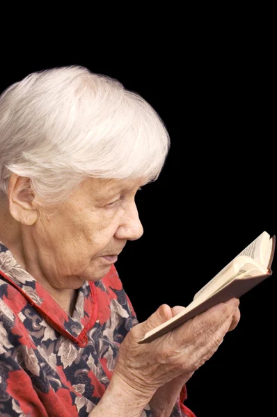 A velha lê o livro — Fotografia de Stock