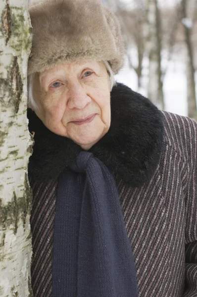 Porträtt av den gammala kvinnan på vintern — Stockfoto