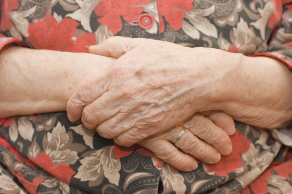 Händerna på den gamla kvinnan — Stockfoto