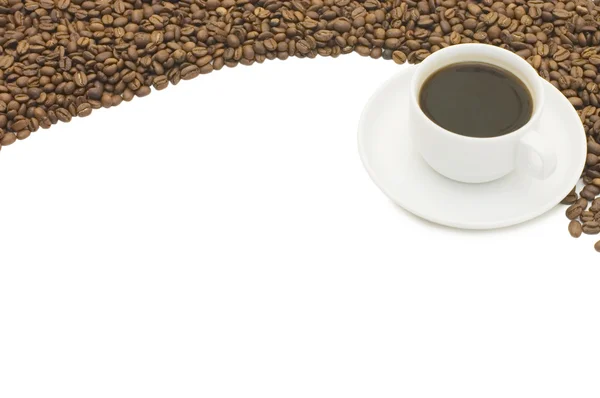 Kopp från kaffe på kaffe spannmål isolerade — Stockfoto