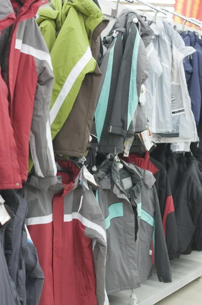 Man sportkläder i en stormarknad — Stockfoto