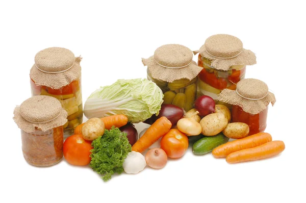 Свежие и консервированные овощи — стоковое фото