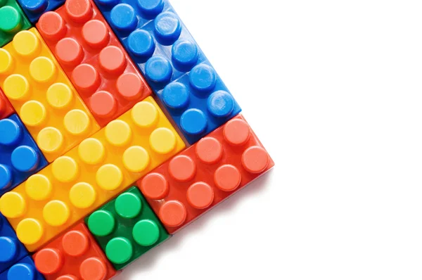 Multi-barevné plastové bloky na bílém pozadí — Stock fotografie