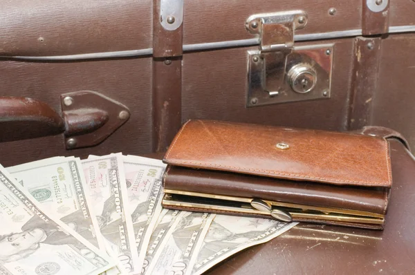 O dinheiro põe-se em uma velha mala — Fotografia de Stock