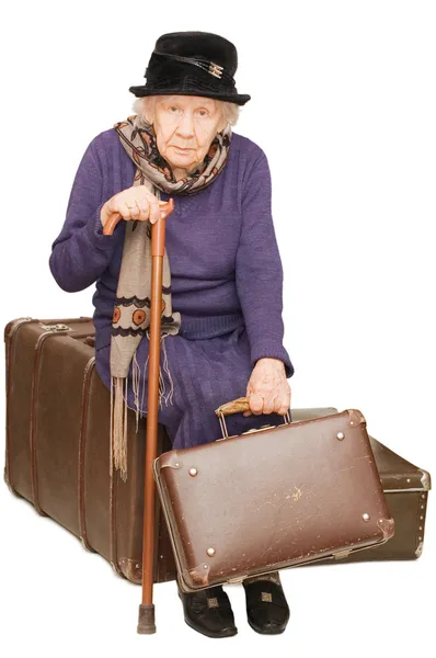 La vieille dame est assise sur une valise — Photo