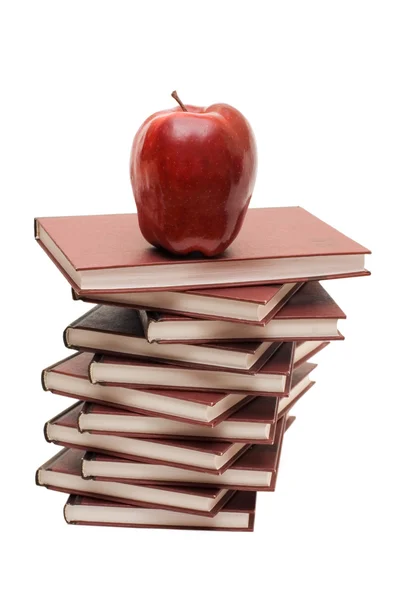 Kitaplar ve izole elma yığını — Stok fotoğraf