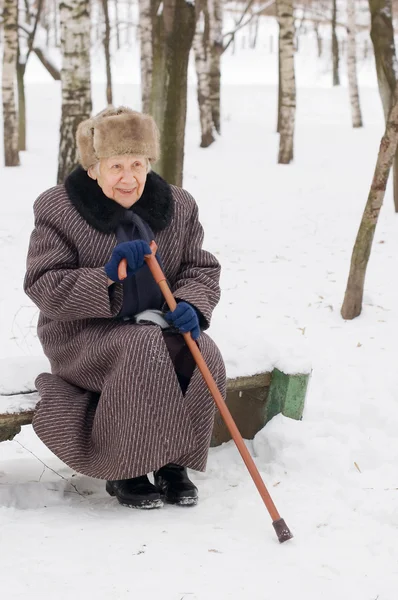 Retrato da velha no inverno — Fotografia de Stock