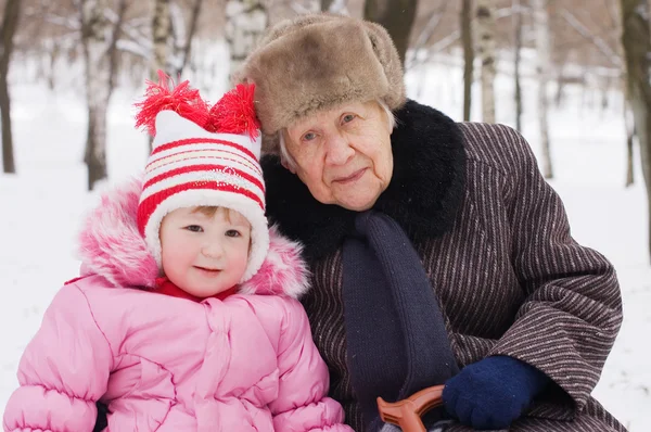 La niña con la abuela — Foto de Stock