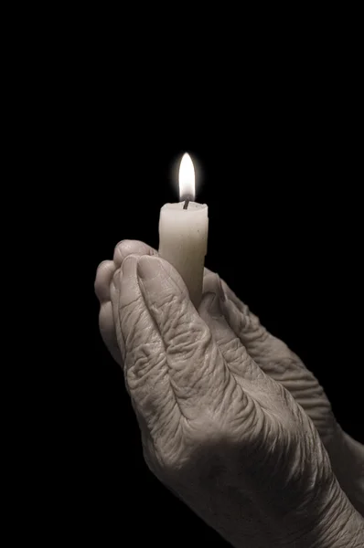 Mâini bătrâne cu o lumânare — Fotografie, imagine de stoc