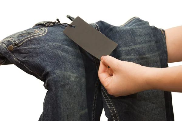 Flickan ser ut en etikett på jeans — Stockfoto