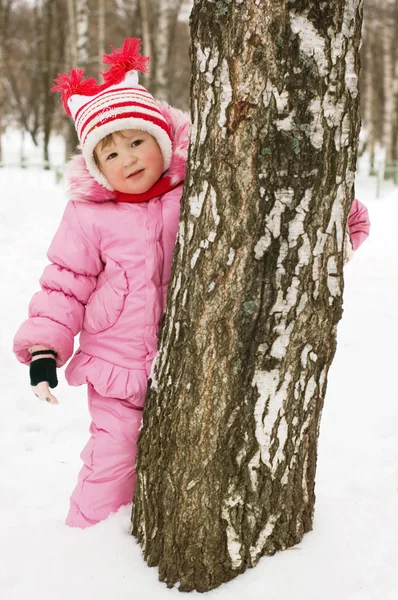 Menina se escondeu atrás de uma árvore — Fotografia de Stock