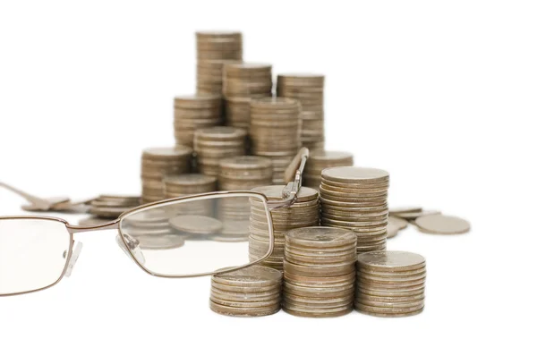 Gafas y monedas aisladas en blanco — Foto de Stock