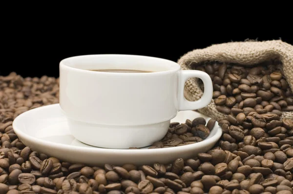 Κύπελλο από καφέ σε καφέ σπόρους — Φωτογραφία Αρχείου