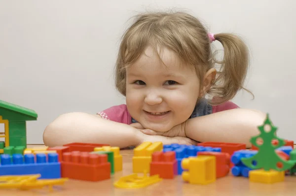 Piękne dziewczyny z zabawkami bloki — Zdjęcie stockowe