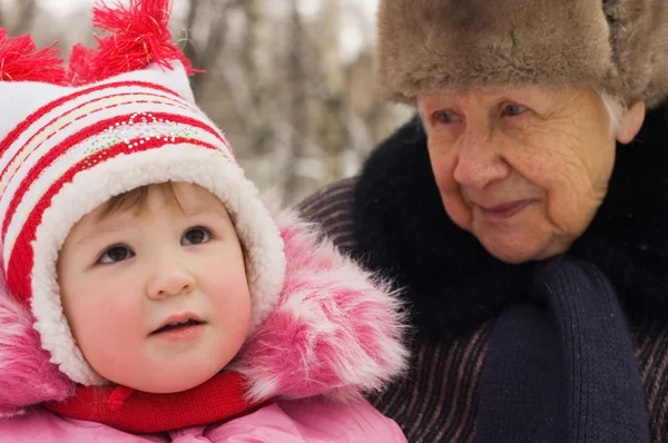 Маленькая девочка с бабушкой — стоковое фото