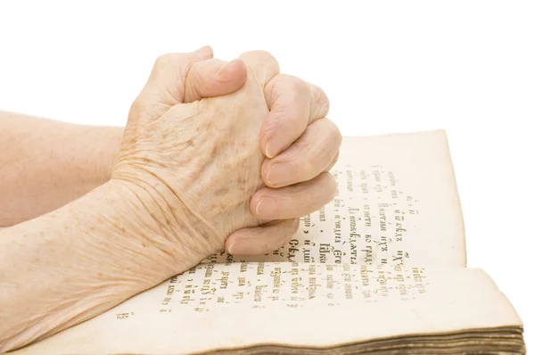 De oude vrouw leest de Bijbel — Stockfoto