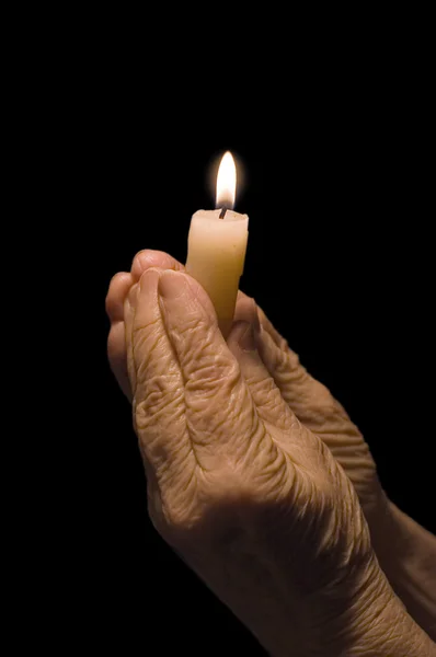 Antiguas manos femeninas con una vela —  Fotos de Stock