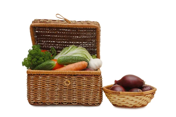 Gerdanlı kutusunda taze, konserve sebzeler — Stok fotoğraf